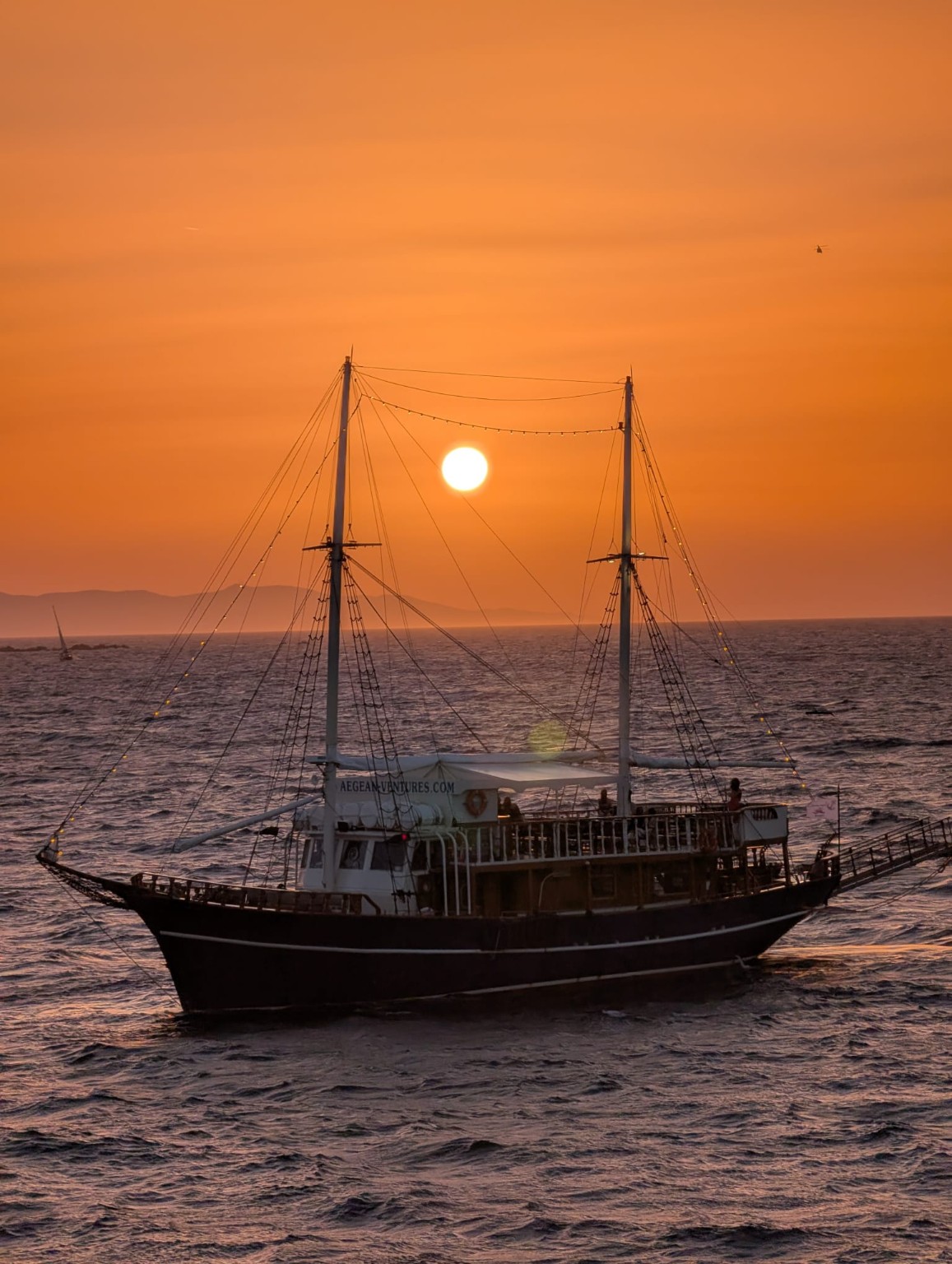 Segelschiff im Sonnenuntergang