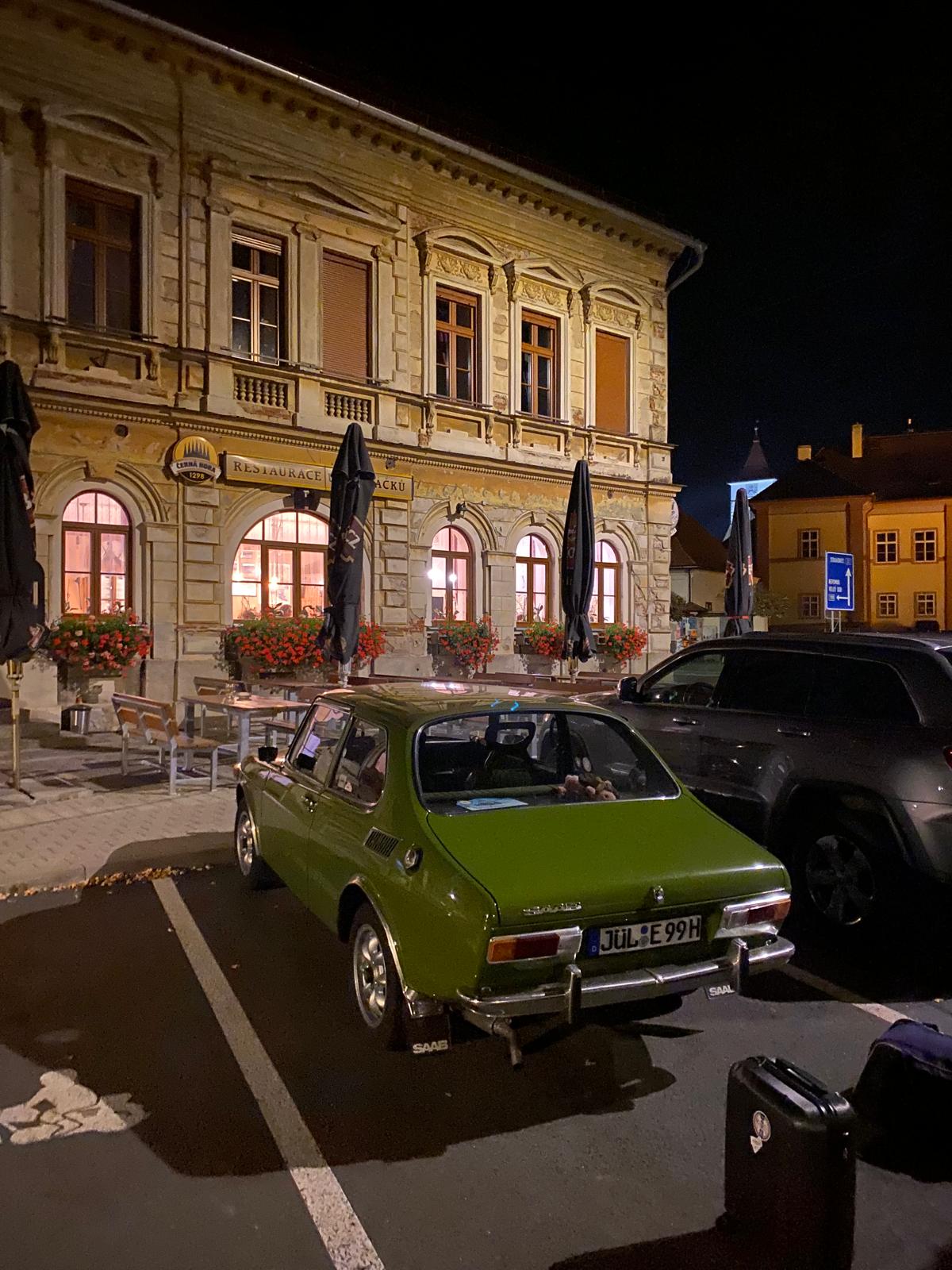 Grüner Saab 99 vor dem Hotel beim ersten Zwischenstopp in Hradešice